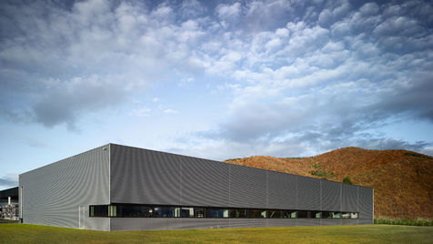 Pfosten-Riegel-Fassade für S+K CNC Technik - eine Referenz von Haser Metallbau in Haslach