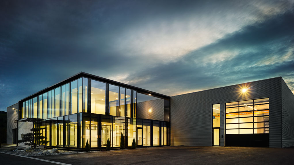 Pfosten-Riegel-Fassade für S+K CNC Technik - eine Referenz von Haser Metallbau in Haslach